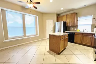 552 Kerry St, Crowley, TX 76036 - Photo 6