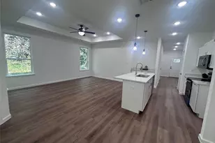 5717 San Jacinto Dr, Granbury, TX 76048 - Photo 2
