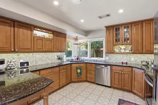 1605 Celeste Ct, Arlington, TX 76012 - Photo 12