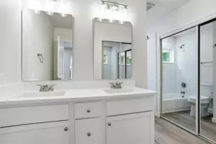 300 Lamesa Ct, Irving, TX 75063 - Photo 10