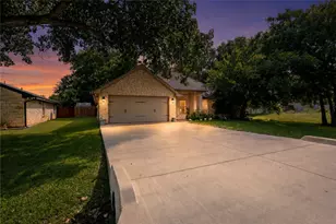 4016 Cherokee Ct, Granbury, TX 76048 - Photo 2