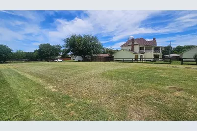 116 E Cooper Street, Pilot Point, TX 76258 - Photo 2