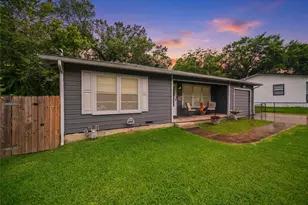1307 N Gaines St, Ennis, TX 75119 - Photo 2