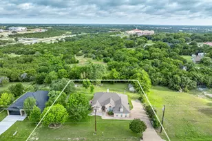 214 Knob Hill Dr, Granbury, TX 76048 - Photo 2