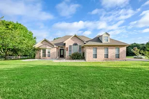 214 Knob Hill Dr, Granbury, TX 76048 - Photo 2
