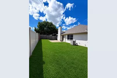 2526 Bishop Allen Lane, Dallas, TX 75237 - Photo 2