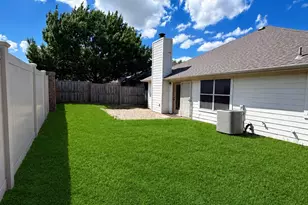 2526 Bishop Allen Ln, Dallas, TX 75237 - Photo 2