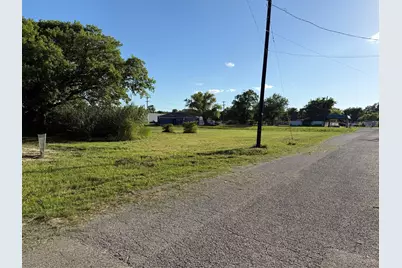 808 E Third St, Bonham, TX 75418 - Photo 4