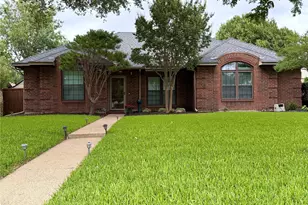 2013 Oakbluff Dr, Carrollton, TX 75007 - Photo 2