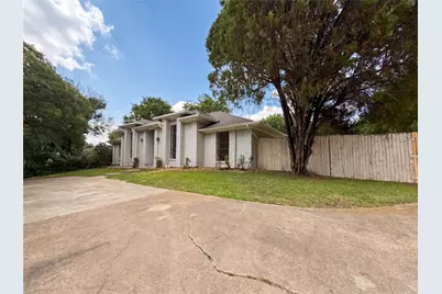 2005 N Arbor Rose Drive, Grand Prairie, TX 75050 - Photo 2
