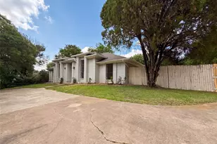 2005 N Arbor Rose Dr, Grand Prairie, TX 75050 - Photo 2