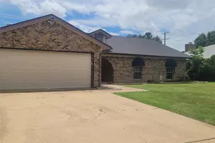 4100 Longleaf Ln, Fort Worth, TX 76137 - Photo 2