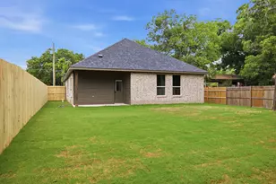 304 Evans St, Cleburne, TX 76031 - Photo 24
