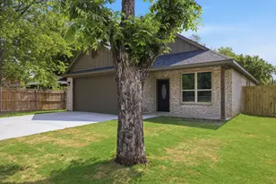 304 Evans St, Cleburne, TX 76031 - Photo 2