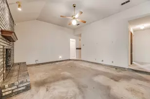 6010 Maple Leaf Dr, Arlington, TX 76017 - Photo 10