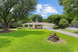 325 Oakwood Dr, Lancaster, TX 75146 - Photo 2