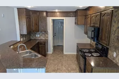 1722 Shawnee, Cleburne, TX 76033 - Photo 2