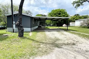 433 Capricorn Dr, Granbury, TX 76049 - Photo 4