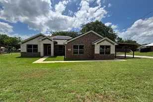 621 N Ave B, Springtown, TX 76082 - Photo 1