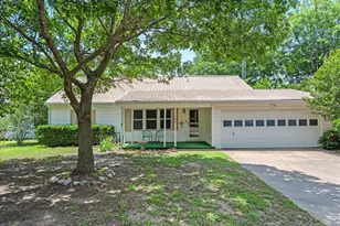 706 S Santa Fe St, Wolfe City, TX 75496 - Photo 1