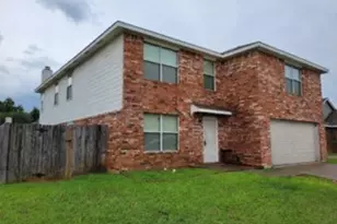 2701 Maegen Cir, Fort Worth, TX 76112 - Photo 2