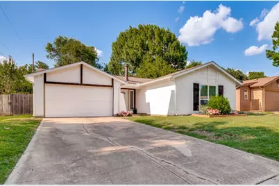 702 Woodcrest Drive, Grand Prairie, TX 75052 - Photo 8