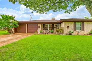 550 21st St NE, Paris, TX 75460 - Photo 2