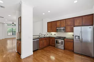636 E Bluff St, Fort Worth, TX 76102 - Photo 2