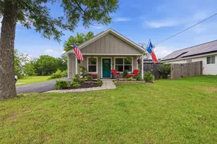 216 E Clay St, Bowie, TX 76230 - Photo 2