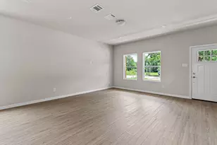320 W Gambrell St, Fort Worth, TX 76115 - Photo 6