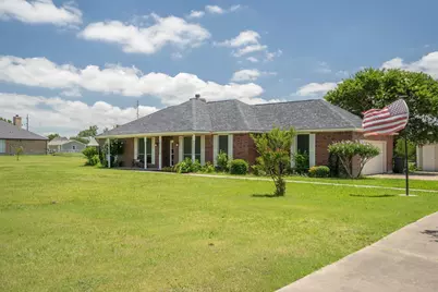 697 Meadowview Circle, Van Alstyne, TX 75495 - Photo 2