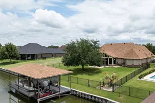 1011 Sunset Bay Ct, Granbury, TX 76048 - Photo 32
