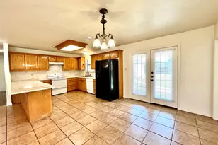 525 W Lloyd St, Krum, TX 76249 - Photo 4