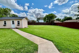 525 W Lloyd St, Krum, TX 76249 - Photo 14