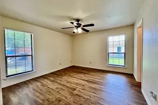 525 W Lloyd St, Krum, TX 76249 - Photo 6