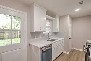 327 W McKinney St, Pilot Point, TX 76258 - Photo 12