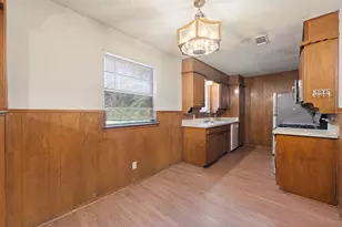 541 Sandra Ln, Burleson, TX 76028 - Photo 10