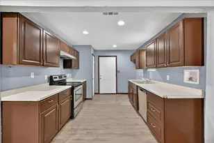 601 Royal St, Cleburne, TX 76031 - Photo 4
