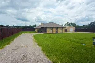 1356 Kerry Ln, Azle, TX 76020 - Photo 2