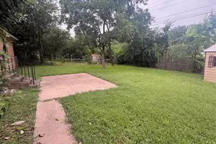 1300 Royal Oaks Dr, Waco, TX 76710 - Photo 22