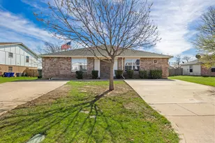 303 Kings Way Dr, Mansfield, TX 76063 - Photo 2
