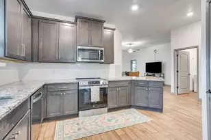 7529 Pleasant Oaks St, Fort Worth, TX 76120 - Photo 10