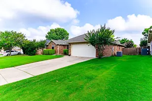633 Manchester Dr, Mansfield, TX 76063 - Photo 2
