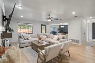 2303 Fall River Dr, Arlington, TX 76006 - Photo 4