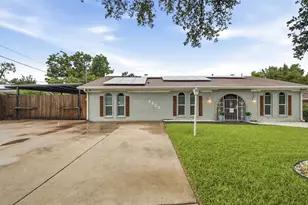 4905 Emerald Lake Dr, Fort Worth, TX 76103 - Photo 2