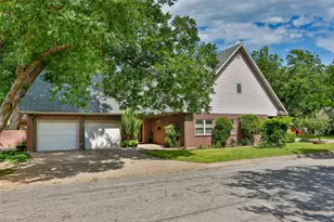 226 Gordon St, Gainesville, TX 76240 - Photo 4