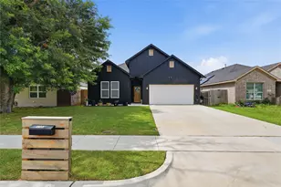 1805 San Antonio St, Grand Prairie, TX 75051 - Photo 2