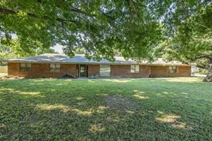 901 Pebble St, Bowie, TX 76230 - Photo 40