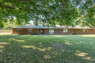 901 Pebble St, Bowie, TX 76230 - Photo 38