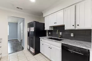 719 Matthews Ct, Arlington, TX 76012 - Photo 10